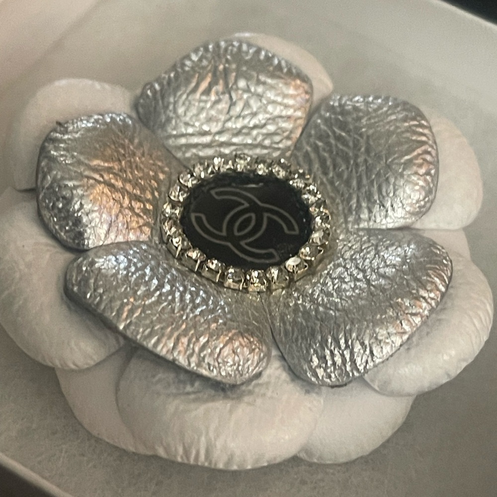 🆕 Handcrafted Genuine Leather Two Tone Brooch - Metallic Silver & White